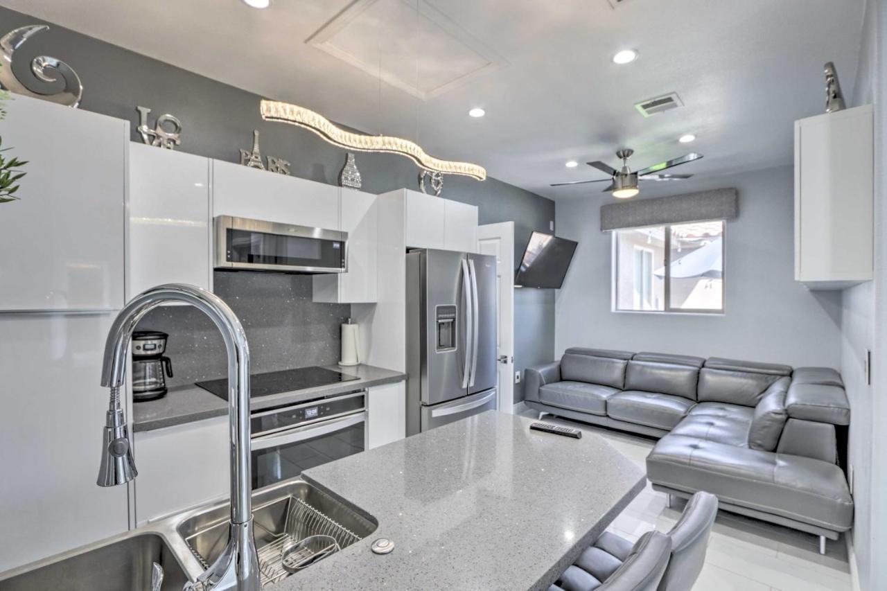 Modern Vegas With Patio 10 Mi To The Strip Ferienhaus *