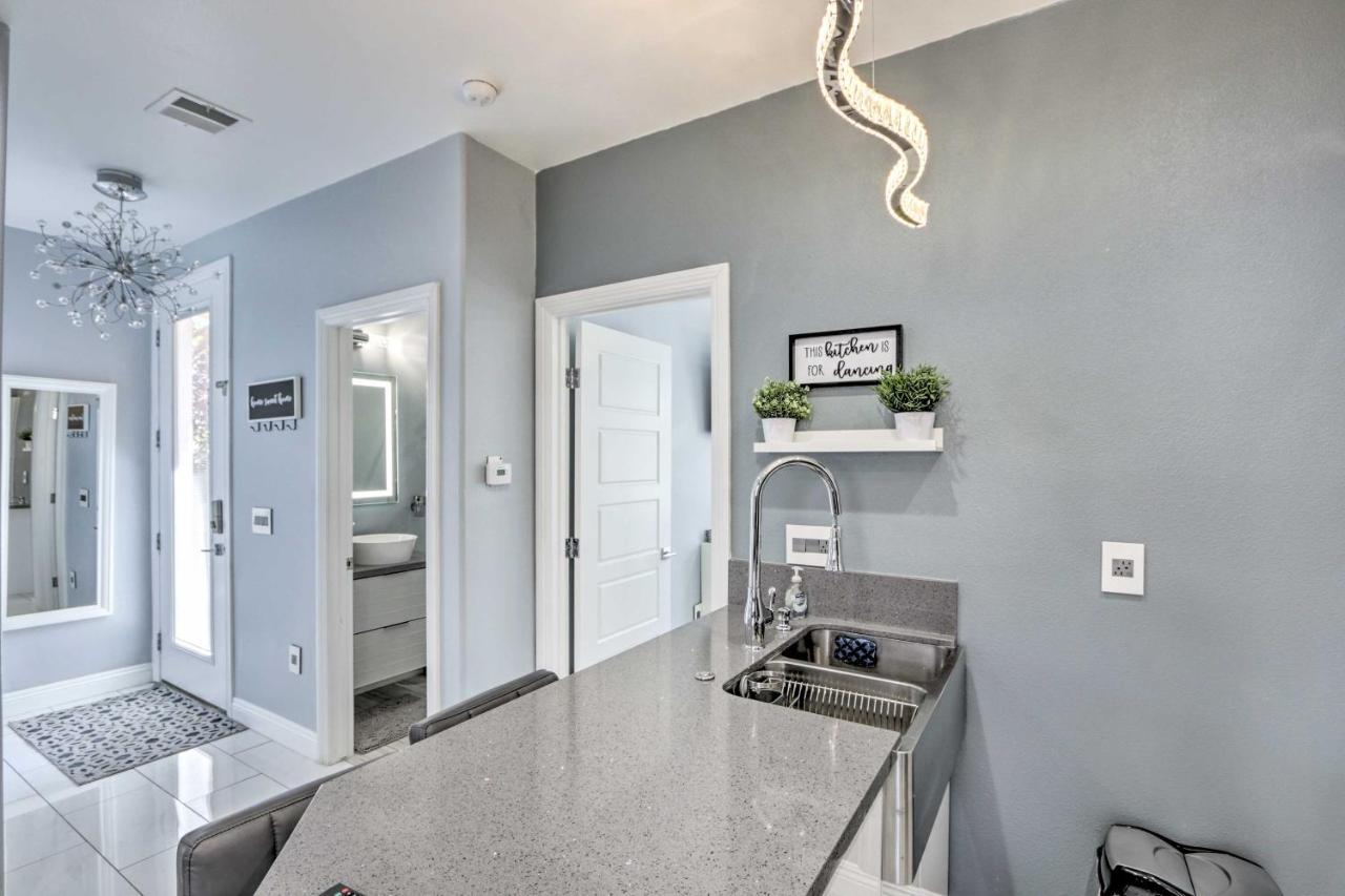 Modern Vegas With Patio 10 Mi To The Strip Ferienhaus *